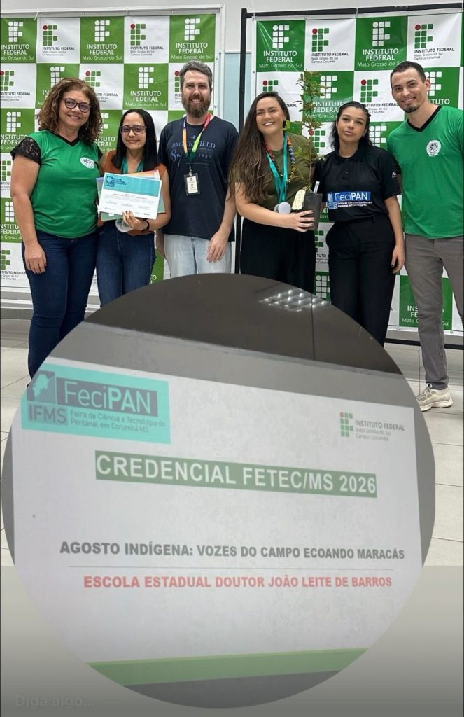 Professores e estudantes posando com premiações.