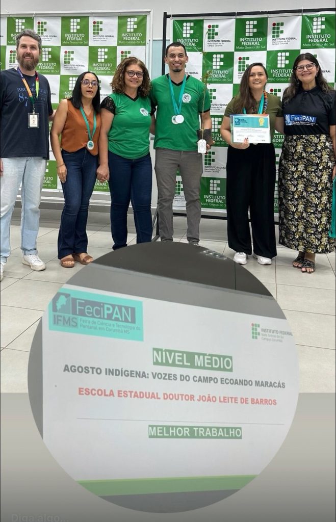 Professores e estudantes posando com premiações.