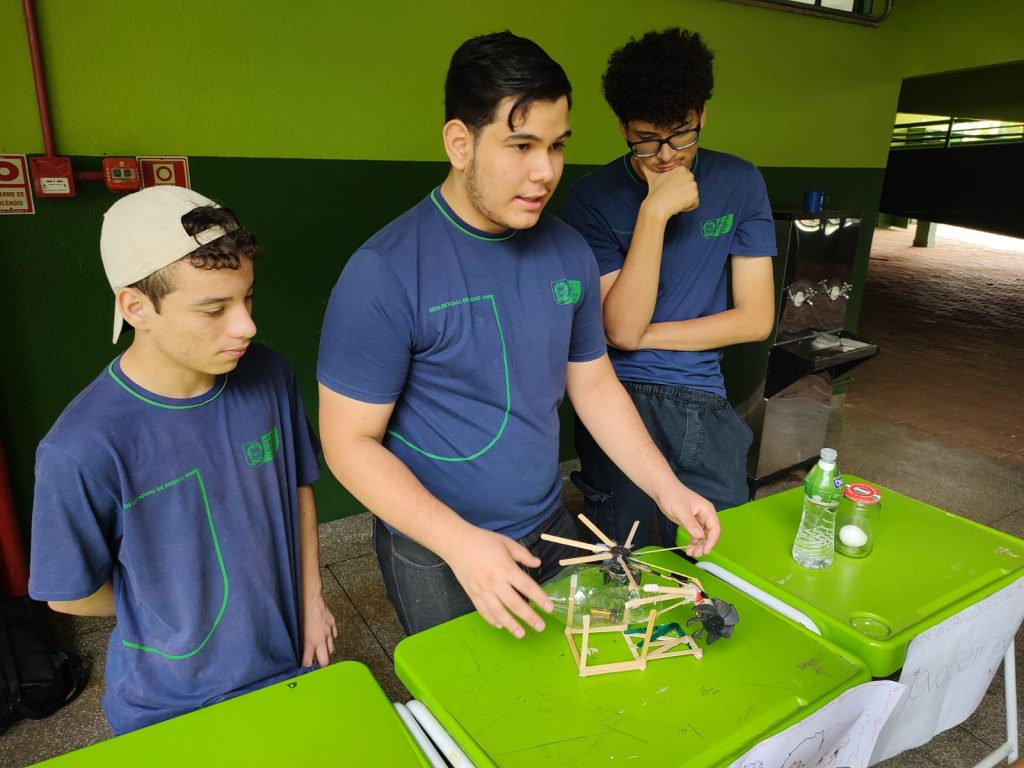 Estudantes expondo na Feira.