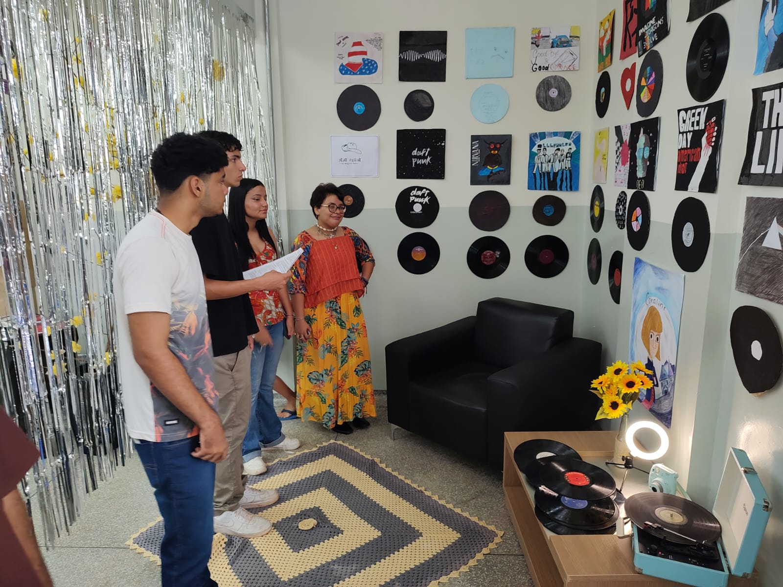 Imagem destaque dos estudantes expondo na Feira Científica