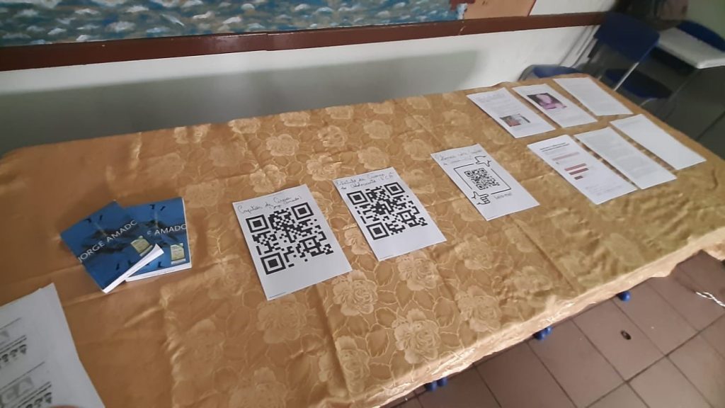 Mesa com QR-code e trabalhos