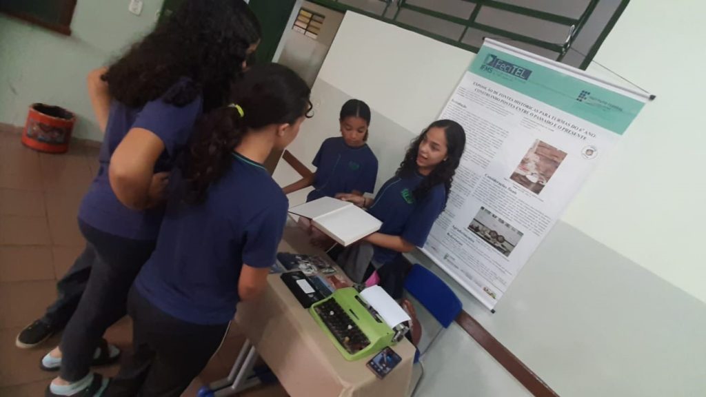 Estudantes expondo os trabalhos