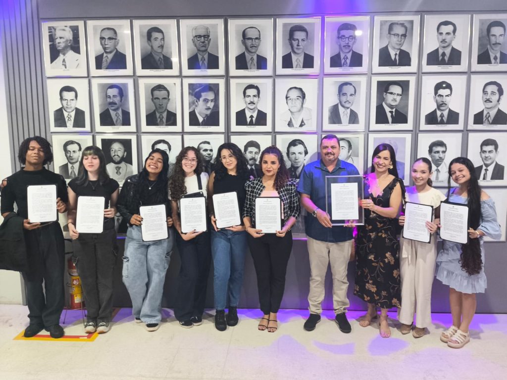 Estudantes e professores recebendo moção no Legislativo municipal de Dourados.