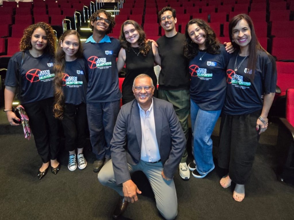 Estudantes com o secretário adjunto Sérgio Gonçalves no Bioparque Pantanal