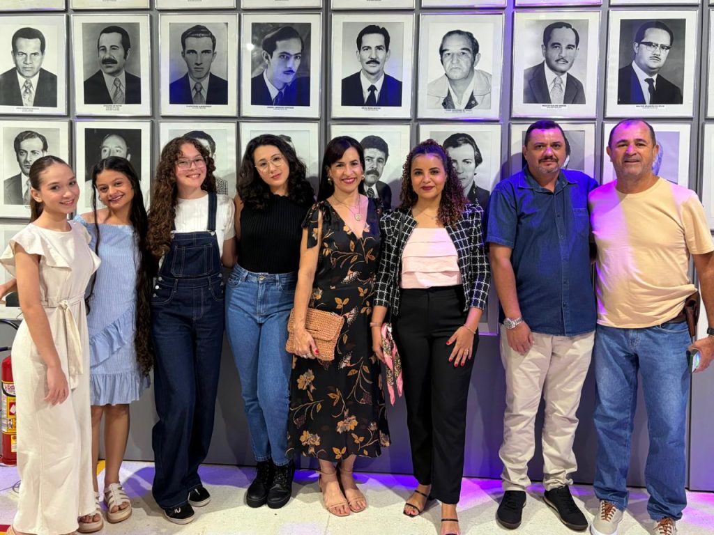 Estudantes e professores na Cãmara de vereadores.