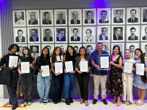 Imagem destaque Estudantes e professores recebendo homenagem na câmara de vereadores