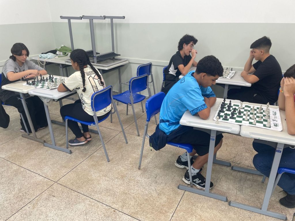 Estudantes jogando xadrez dutante competição.