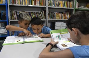 Imagem destacada estudante realizando leitura