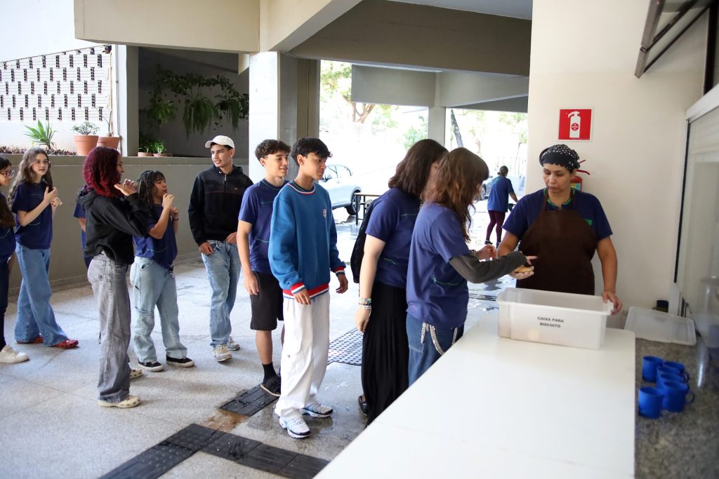 Estudantes em fila na merenda