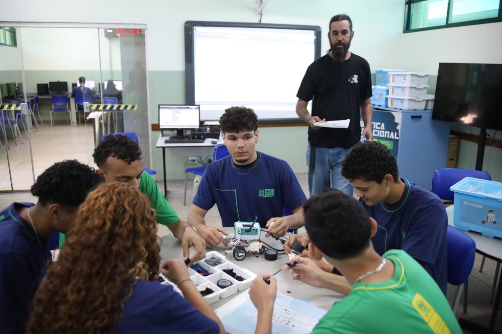 Professor ensinando em sala de aula