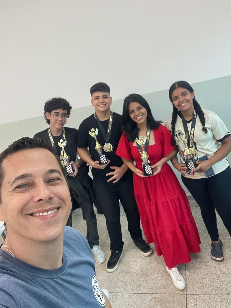 Professor e estudantes que receberam premiação