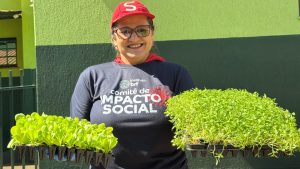 Professora com alfaces na mão