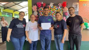 Professores e voluntários com certificados