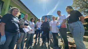 Professores e voluntários na construção da horta.