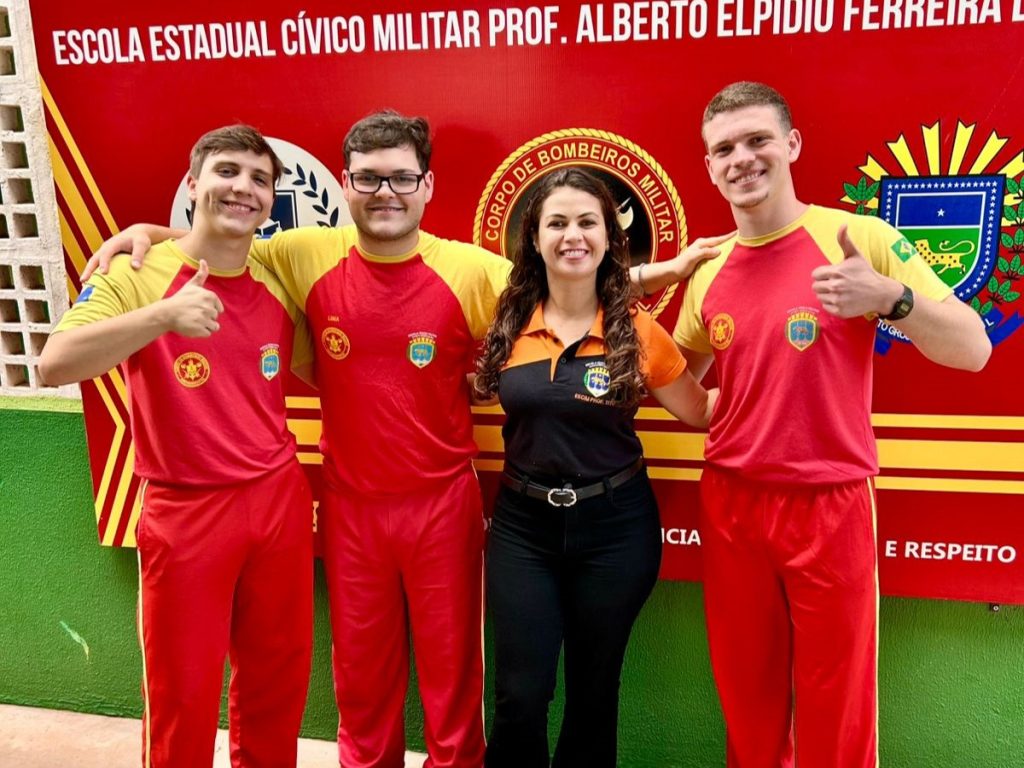 Professora e estudantes na unidade escolar Tito.