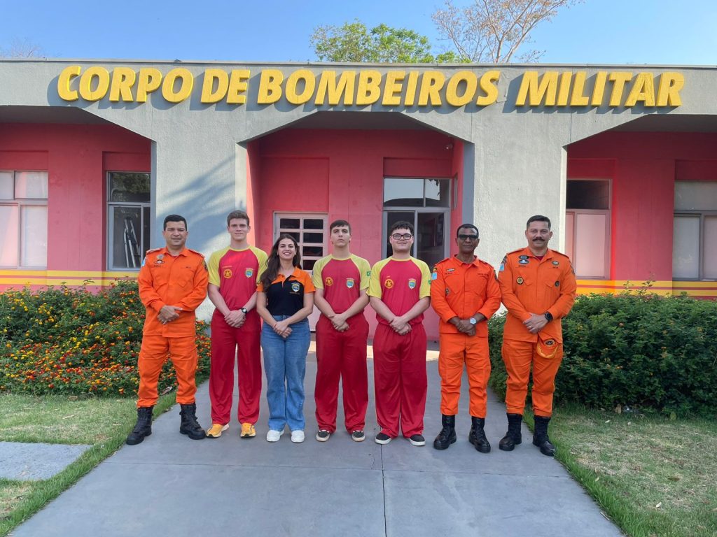Estudantes, professora e equipe de corpo de bombeiros