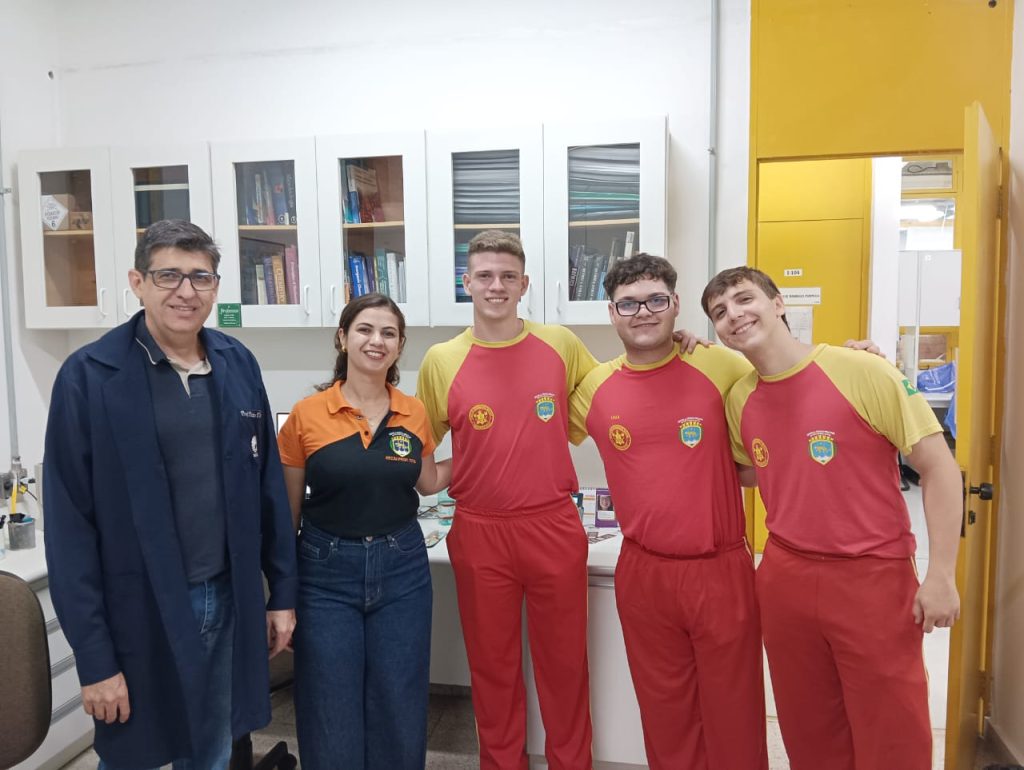 Estudantes e equipe escolar da Escola Professor Tito.