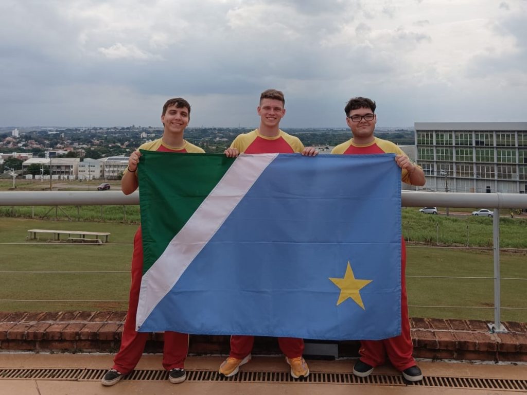 Três estudantes em Campinas com a bandeira de Mato Grosso dfo Sul