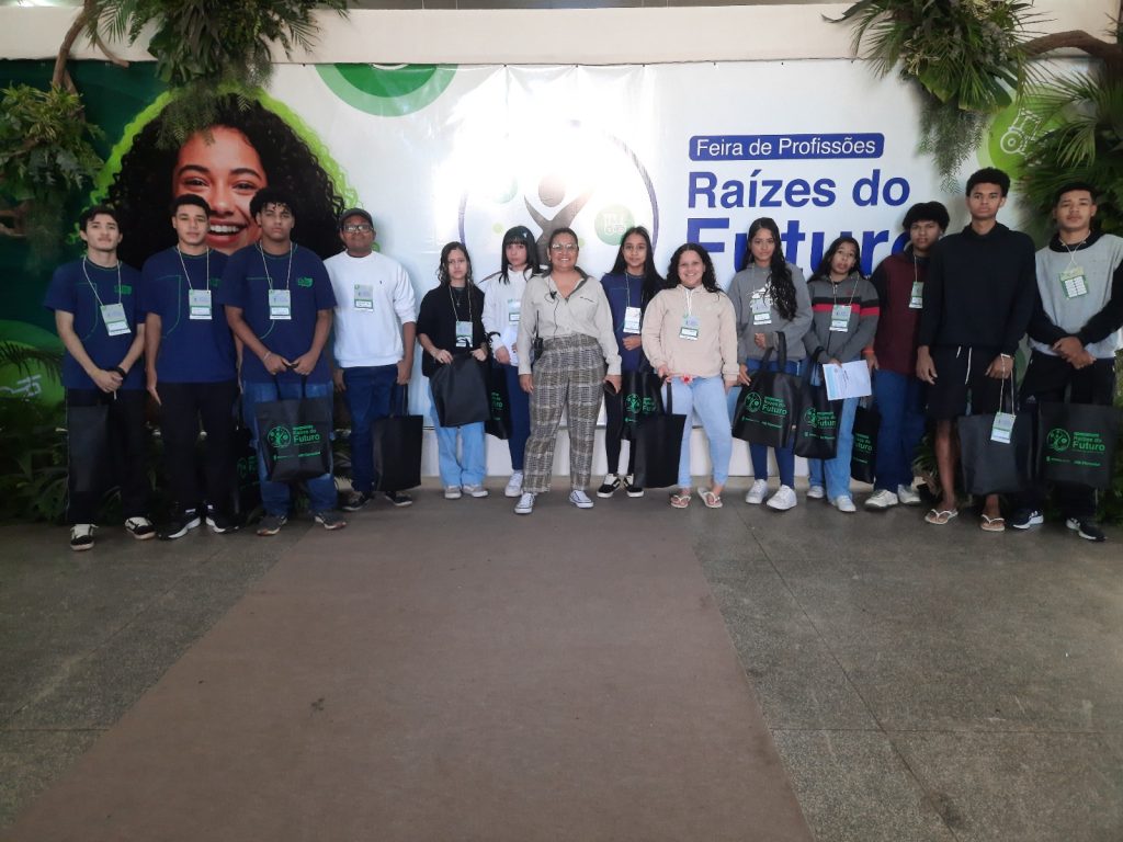 Estudantes da Escola Estadual Professor Braz Sinigáglia participam de Feira de Profissões.