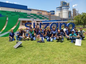 Estudantes do ensino médio em frente a empresa Suzano