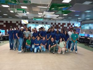 Imagem de capa com estudantes visitando projeto.