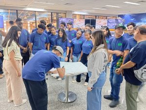Estudantes recebendo informações do projeto na empresa