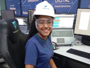 Estudante Yasmin, que já trabalha na TI, observou o setor de automação