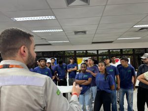 Estudantes recebendo instruções