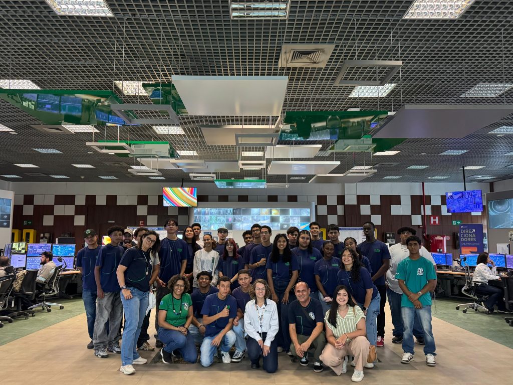 Estudantes da Escola Estadual Professor João Magiano Pinto visitam projeto.