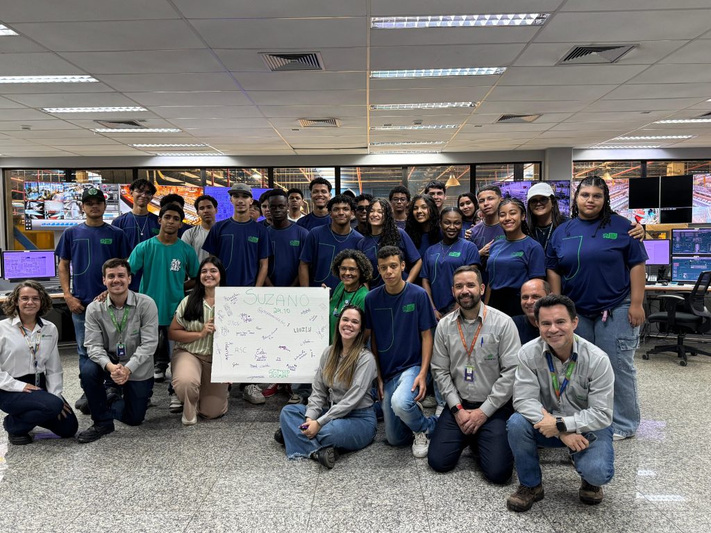 Estudantes da Escola Estadual Professor João Magiano Pinto visitam projeto.