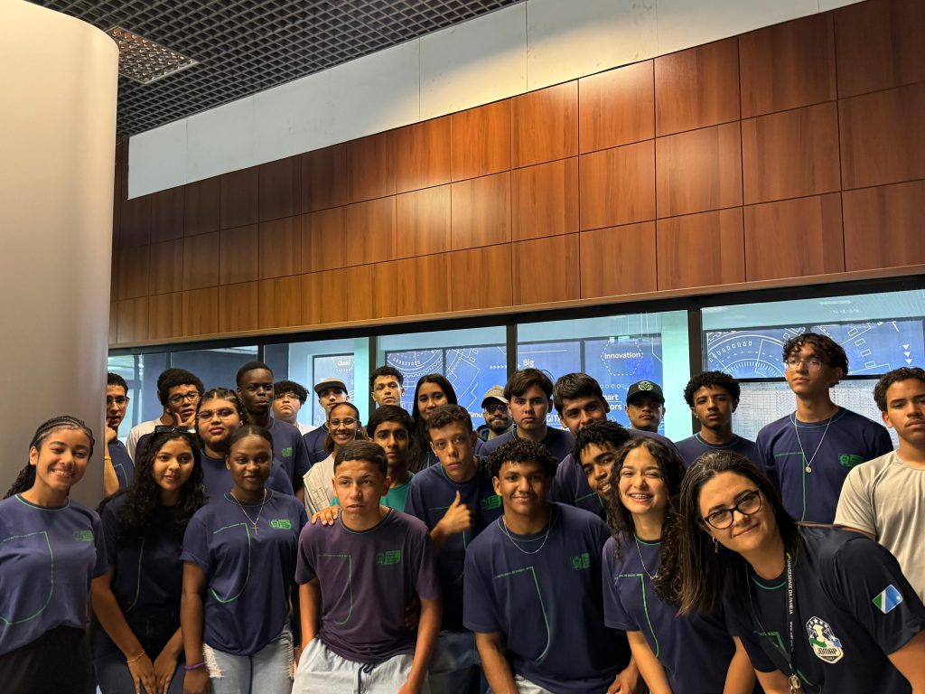 Estudantes da Escola Estadual Professor João Magiano Pinto visitam projeto.