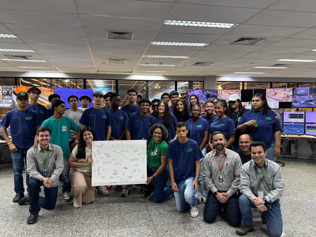 Estudantes da Escola Estadual Professor João Magiano Pinto visitam projeto.