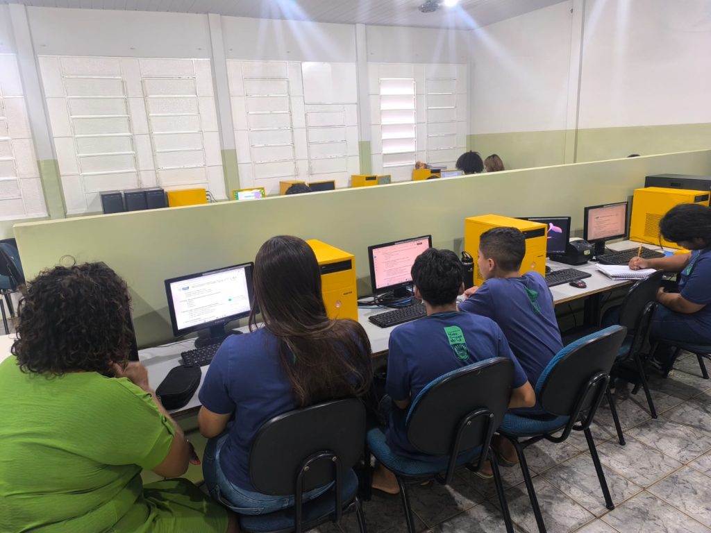 Estudante realizando simulado