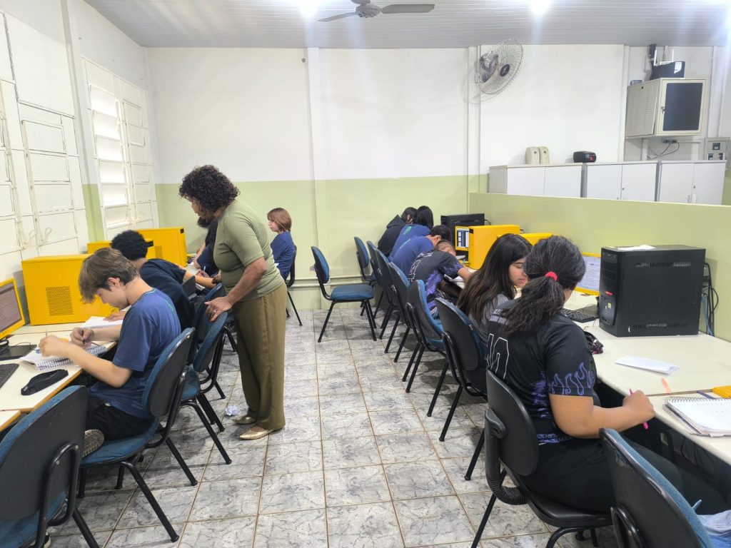 Professora observando atividade dos estudantes