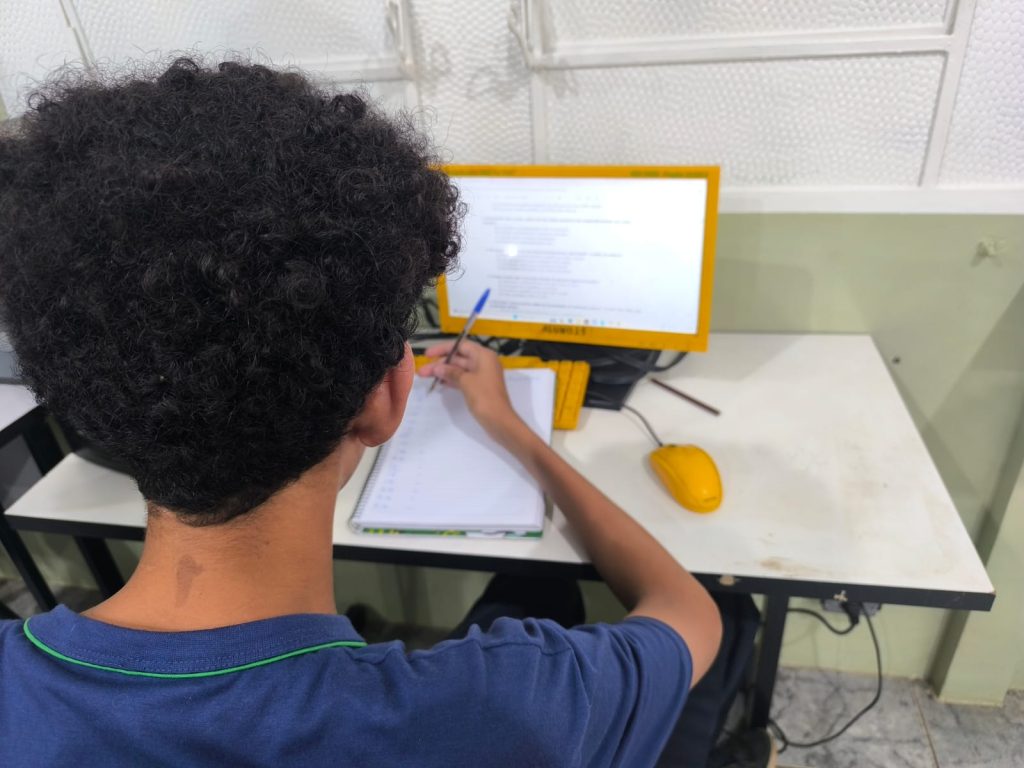 Estudante realizando simulado