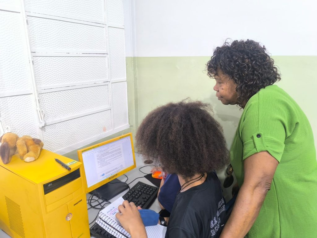 Professora observando atividade dos estudantes