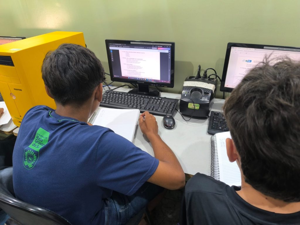 Estudante realizando simulado