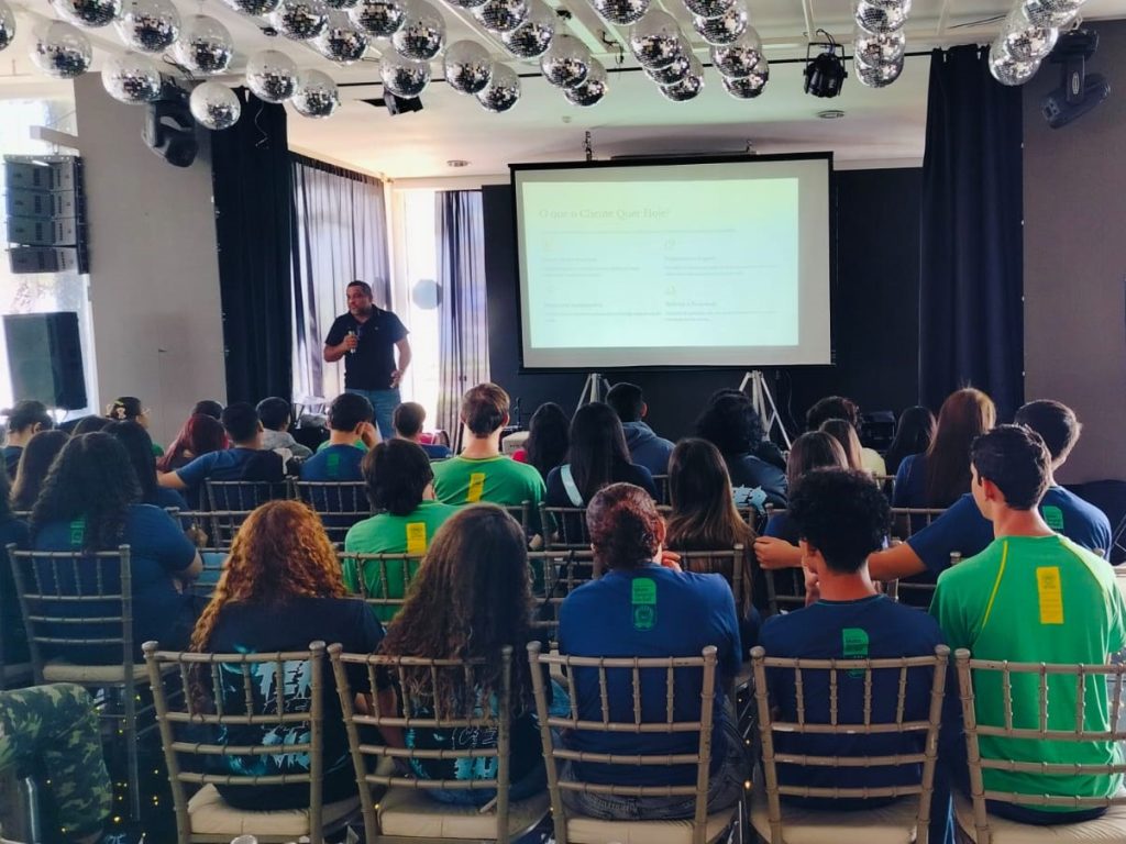 Estudantes durante palestra gastronômica.
