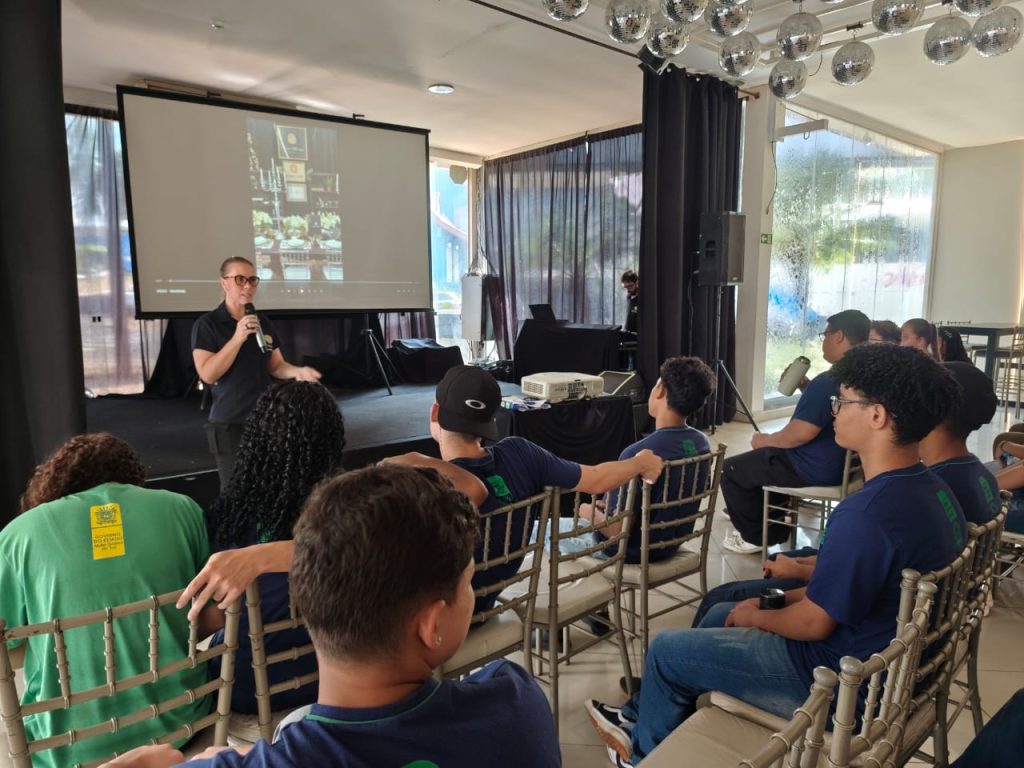 Estudantes recebendo informações no curso.