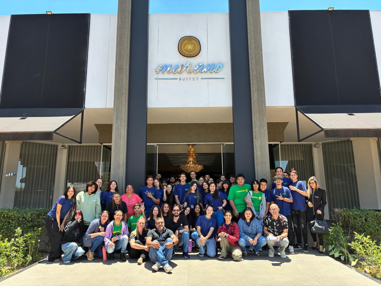 Imagem destacada dos estudantes em participação de vivência gastronômica.