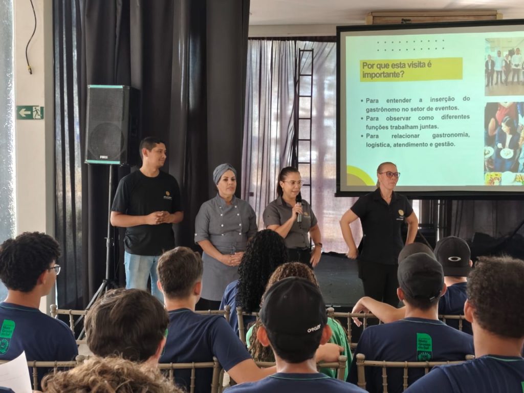 Vivência profissional com estudantes.