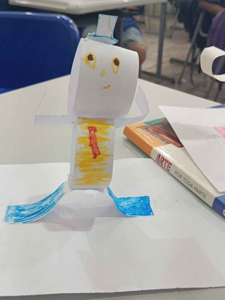 Imagem da produção dos bonecos dançantes.