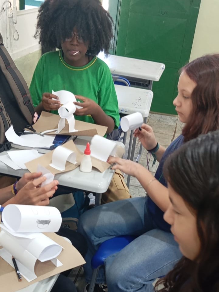 Estudantes realizam atividade com produção de boneco dançante.