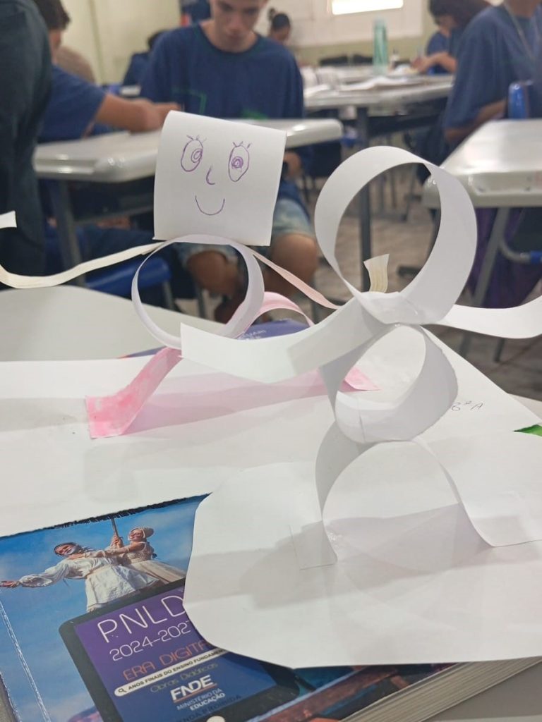 Imagem da produção dos bonecos dançantes.