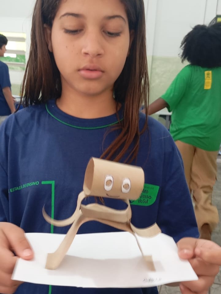 Estudantes realizam atividade com produção de boneco dançante.