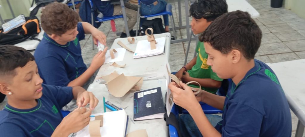 Estudantes realizam atividade com produção de boneco dançante.