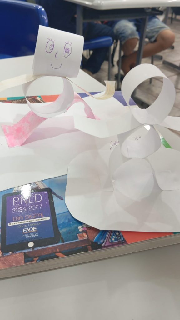 Imagem da produção dos bonecos dançantes.