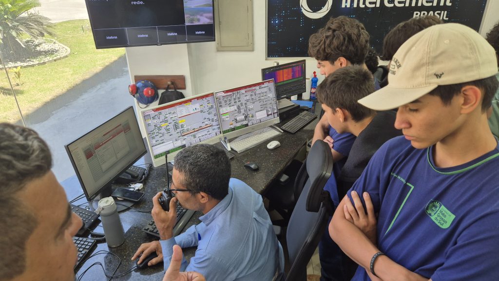 Estudantes recebendo orientações dos profissionais da fábrica.