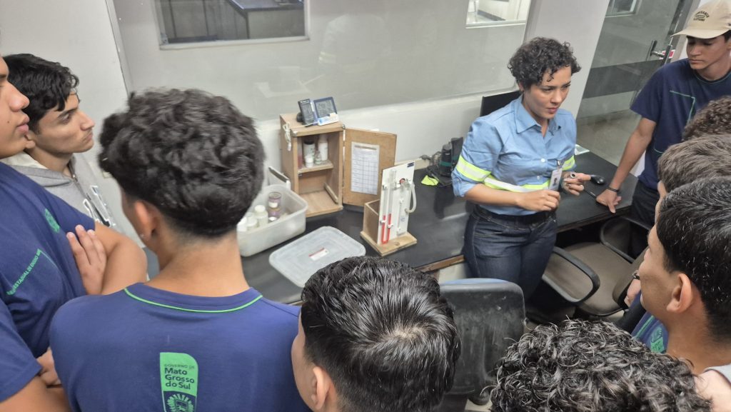 Estudantes recebendo orientações dos profissionais da fábrica.
