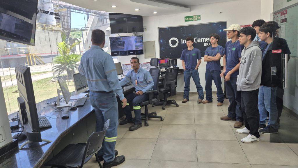 Estudantes recebendo orientações dos profissionais da fábrica.
